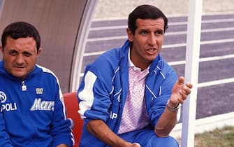 1989-90 Alberto Bigon (R) head coach of SSC Napoli and Salvatore Carmando looks on, during the Seria A Italy.  (Photo by Alessandro Sabattini/Getty Images)