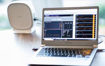 07 February 2019, Hamburg: An antenna receiving unit with a 5G modem (Fixed Wireless Access FWA) stands next to a laptop on which a speed test indicates a download rate of 0.00 Gigabit per second (Gbps). Shortly before the completion of a test of high-speed Internet connections based on 5G technology in Hamburg, Telefónica Germany has drawn a positive interim balance. With 5G frequencies in the 26 GHz band used for the first time in this test, it is possible to surf the Internet at lightning speed with several gigabits per second. Photo: Christian Charisius/dpa