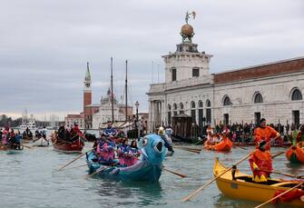 Carnevale Venezia 2023, al via i festeggiamenti: barche in corteo sul Canal  Grande. FOTO