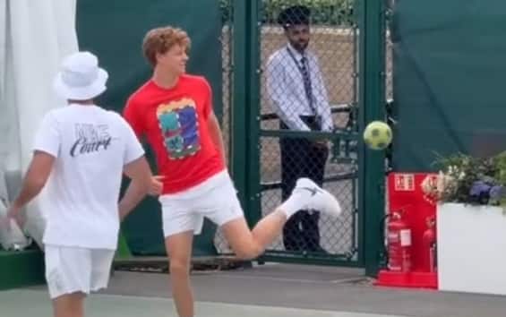 https://static.sky.it/editorialimages/90c561ceafe178ba954ac2bb91180c172ab272a2/skysport/it/tennis/video/2025/06/26/sinner-wimbledon-palleggi-video/screen_sinner_tacco.jpg?im=Resize,width=565
