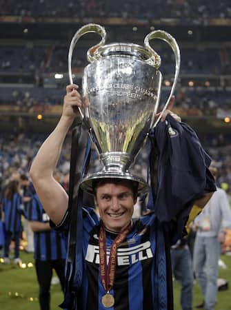 Inter Milan's captain Javier Zanetti lifts the cup after the UEFA Champions League final between Bayern Munich and Inter Milan at the Santiago Bernabeu stadium in Madrid, Spain, 22 May 2010.
ANSA/EMILIO NARANJO 