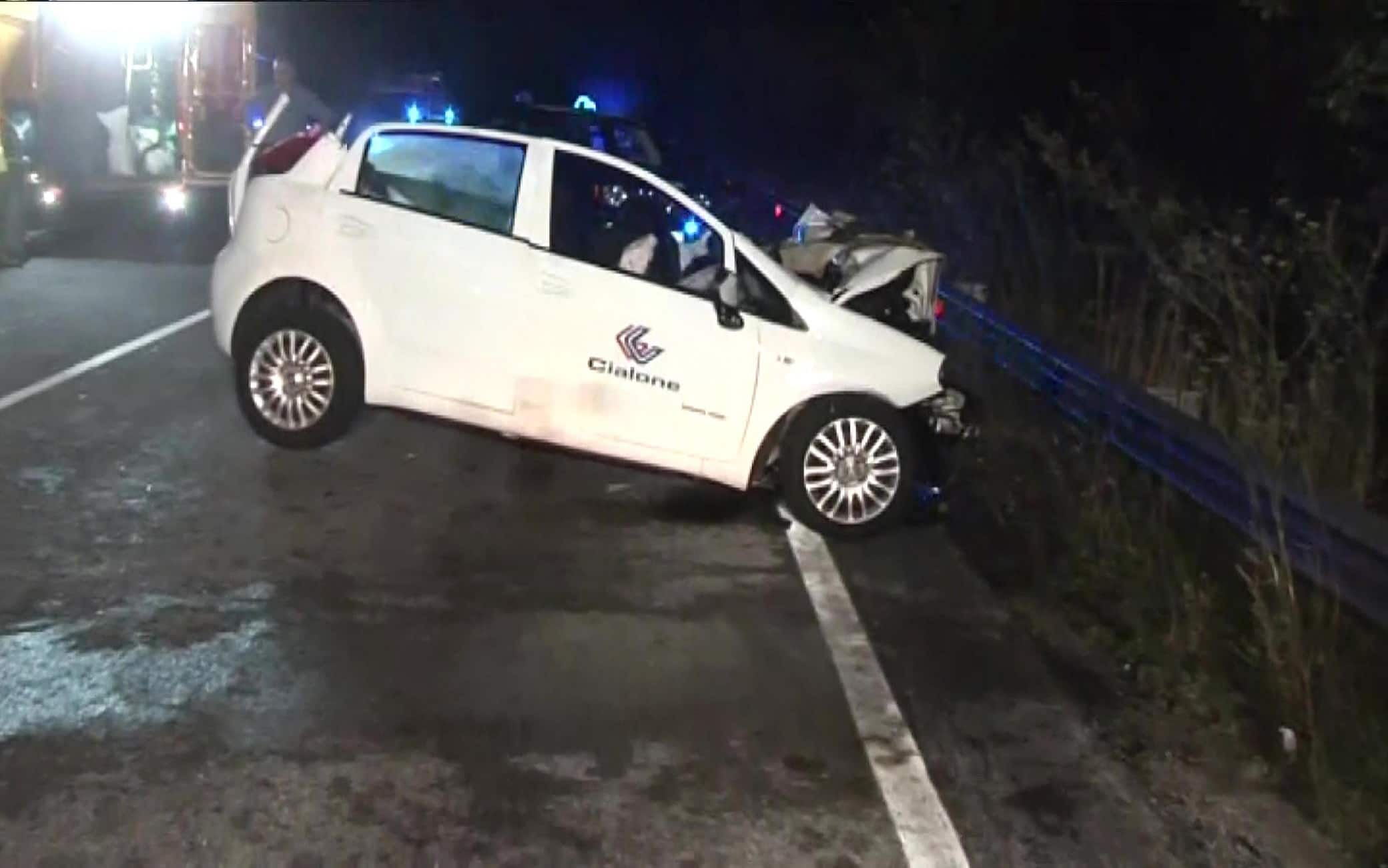 Soccorritori e forze dell'ordine sul luogo dell'incidente stradale avvenuto nella notte sulla superstrada Cassino-Sora, nel Frusinate, nei pressi dello svincolo per Fontechiari, 27 settembre 2023. Nello scontro frontale, violentissimo, sono rimaste coinvolte due auto: su una viaggiava una coppia di fidanzati, nell'altra una donna. Tutti e tre sono morti sul colpo.
ANSA/ ANTONIO NARDELLI