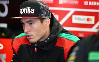 epa06164047 Spanish MotoGP rider Aleix Espargaro of the Aprilia Racing Team Gresini team in the garage, during the MotoGP practice session of the 2017 British Motorcycling Grand Prix at the Silverstone race track, Northampton, Britain, 26 August 2017.  EPA/TIM KEETON