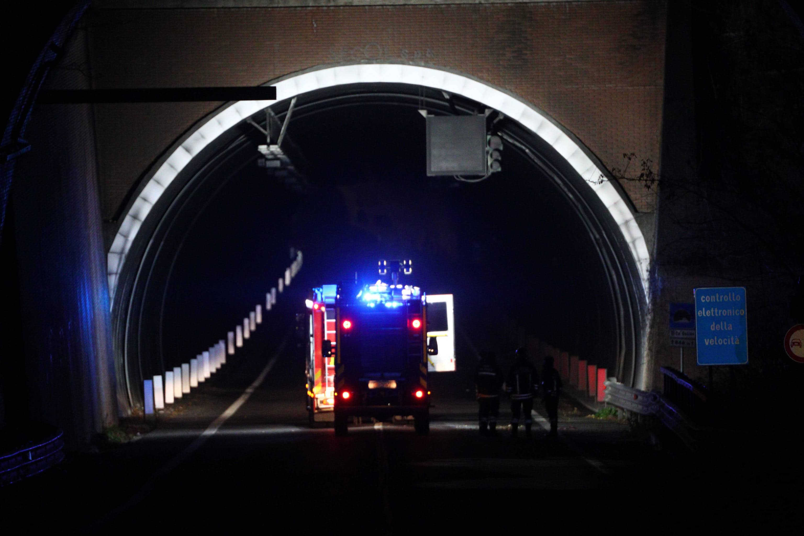 Scontro tra un pullman di ragazzi in gita e un'ambulanza della Croce Rossa nella galleria sulla SS73 bis, la cosiddetta "bretella" tra Urbino e Fermignano. Nell'urto il mezzo di soccorso si è incendiato e una densa nube di fumo ha invaso la galleria e ne è fuoriuscita. Nell'incidente sono morte quattro persone. Lo fa sapere l'Anas. Le quattro vittime erano a bordo dell'ambulanza: si dovrebbe trattare dell'equipaggio e di una persona trasportata. Dall'ospedale di Torrette di Ancona si è levata un'eliambulanza, ma, stando a quanto si è appreso, per le vittime non c'era già più nulla da fare. Sarebbero invece illesi i ragazzi che viaggiavano a bordo del pullman, proveniente dal sud delle Marche, 27 dicembre 2023.    ANSA / Davide Gennari