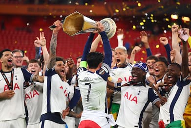 BILBAO, SPAIN - MAY 21:  Son Heung-Min of Tottenham Hotspur lifts the trophy with his team-mates following their victory at the end of the UEFA Europa League Final 2025 between Tottenham Hotspur and Manchester United at Estadio de San Mames on May 21, 2025 in Bilbao, Spain. (Photo by Chris Brunskill/Fantasista/Getty Images)