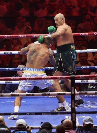 epa11351851 Tyson Fury (R) of Britain in action during his title bout against Oleksandr Usyk of Ukraine for Undisputed Heavyweight Champion, in Riyadh, Saudi Arabia, 18 May 2024.  EPA/ALI HAIDER