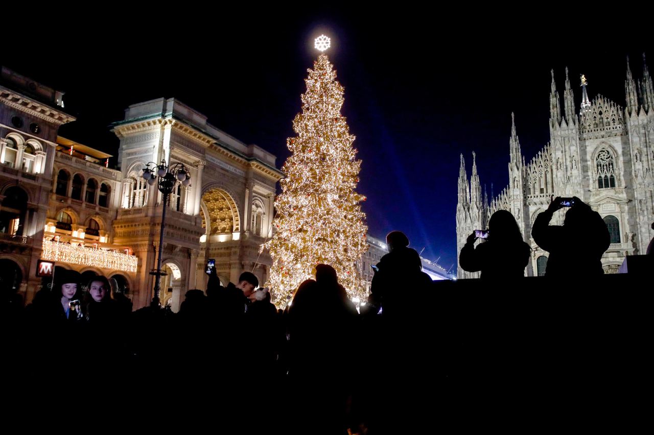 Milano, l'accensione dell'albero di Natale 2023 in Duomo. FOTO Sky TG24