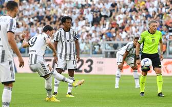 Juventus’ Dusan Vlahovic scores the gol (1-0) during the italian Serie A soccer match Juventus FC vs AS Roma at the Allianz Stadium in Turin, Italy, 27 august 2022 ANSA/ALESSANDRO DI MARCO