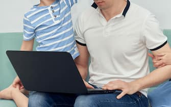 Due uomini usano un pc portatile