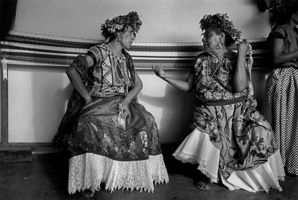 Graciela_Iturbide_Conversación_Juchitán_México_1986._Courtesy_Graciela_Iturbide_©_Graciela_Iturbide.jpg