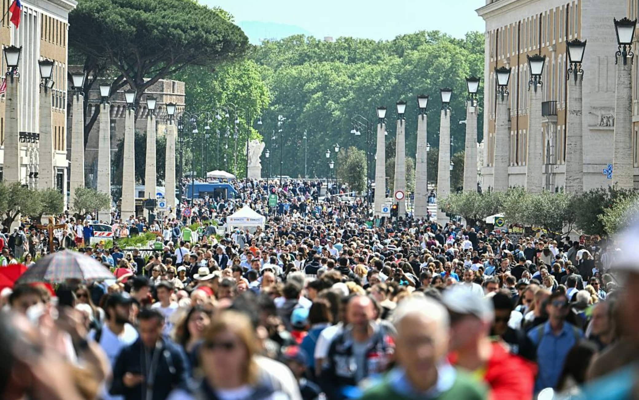 I fedeli verso piazza San Pietro