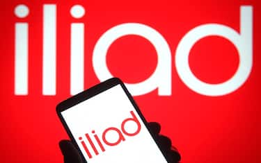 UKRAINE - 2021/07/31: In this photo illustration, Iliad logo of the French telecoms operator seen displayed on a smartphone and a pc screen. (Photo Illustration by Pavlo Gonchar/SOPA Images/LightRocket via Getty Images)