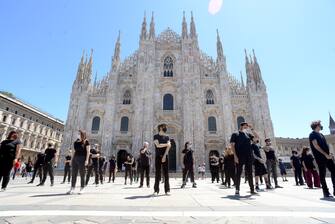 Flash Mob in Piazza Duomo degli artisti e dipendenti dello spettacolo
