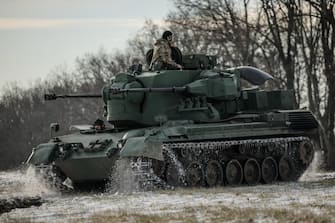 epa11003453 Ukrainian servicemen demonstrate a ZU-23-2 anti aircraft gun near Kyiv, Ukraine, 30 November 2023. Russian troops entered Ukraine on 24 February 2022 starting a conflict that has provoked destruction and a humanitarian crisis.  EPA/Oleg Petrasyuk