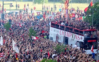 MILANO Festa del Milan per la vincita del 19° scudetto, partenza del bus con i giocatori