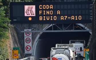 Traffico intenso sull'autostrada A7 direzione A10 a causa della chiusura dello svincolo verso il ponete Morandi a Genova, 20 agosto 2018. ANSA/LUCA ZENNARO