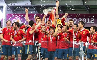 Spain's Xavi Hernandez (C) lifts the trophy as his teammates celebrate after the final of the UEFA EURO 2012 between Spain and Italy in Kiev, Ukraine, 01 July 2012. 
ANSA/SRDJAN SUKI