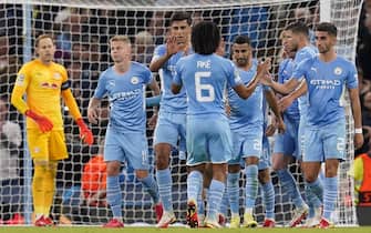 epa09470582 Manchester City's Riyad Mahrez (C-R) celebrates with teammates after scoring the 3-1 lead from the penalty spot during the UEFA Champions League group A soccer match between Manchester City and RB Leipzig in Manchester, Britain, 15 September 2021.  EPA/Andrew Yates