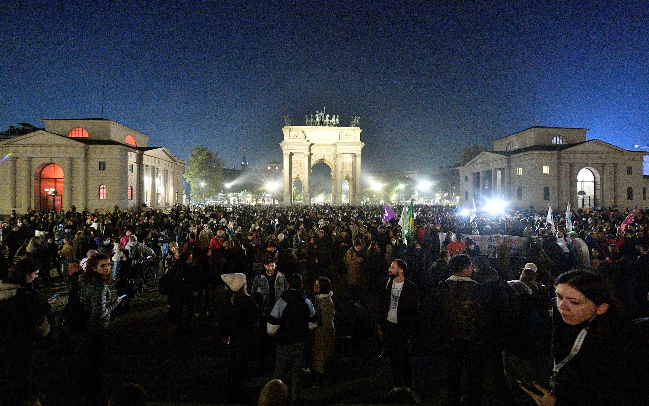 Ddl Zan, la manifestazione contro la bocciatura a Milano