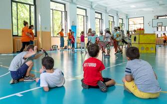 Attività ricreativa con bambini e animatori di un centro estivo a Milano