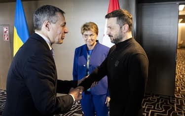 epa11411677 Swiss Federal Councillor Ignazio Cassis (L) and Ukraine's President Volodymyr Zelensky (R) shake hands next to Swiss Federal President Viola Amherd (C) during the Summit on Peace in Ukraine, in Stansstad near Lucerne, Switzerland, 15 June 2024. International heads of state gather on 15 and 16 June at the Buergenstock Resort in central Switzerland for the two-day Summit on Peace in Ukraine.  EPA/MICHAEL BUHOLZER / POOL EDITORIAL USE ONLY