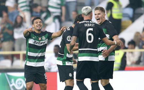 epa11523616 Sporting CP player Pedro Goncalves (L) celebrates after scoring the 2-0 goal during the Candido de Oliveira Super Cup final soccer match between Sporting CP and FC Porto at Aveiro Municipal stadium in Aveiro, Portugal, 03 August 2024.  EPA/MANUEL FERNANDO ARAUJO