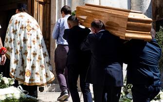 I funerali del bambino morto alle terme