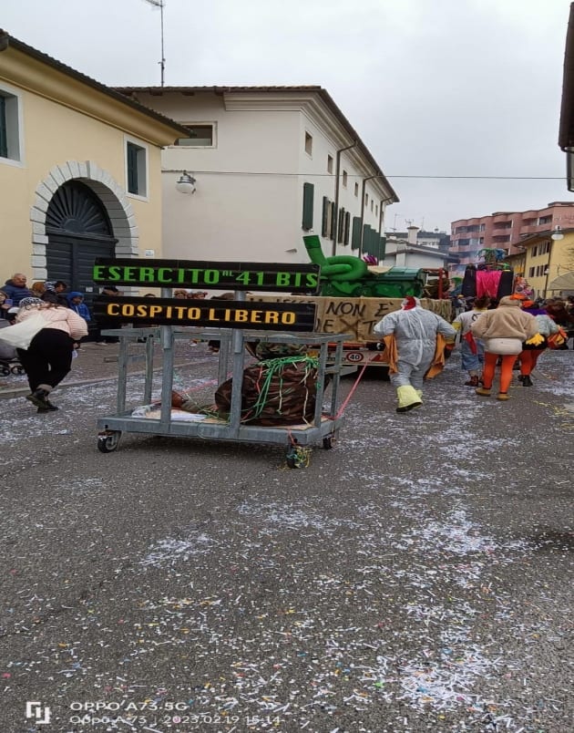 Le maschere a favore di Cospito sfilate al carnevale di Maniago fermate da carabinieri e polizia locale e identificate. Alcune persone travestite da galline che trainavano una gabbia con dentro un uomo e la scritta "Esercito al 41 bis. Cospito libero" non è piaciuta e sono stati fatti uscire dal corteo allegorico. Le maschere erano precedute da un finto carro armato con cannone annodato, che si riferiva all'incidente di anni fa in cui da un carro partì un colpo che finì su un pollaio. Il sillogismo è: se Cospito, che non ha commesso gravi reati (per le maschere) è al 41 bis, anche l'Esercito va sottoposto a quel regime carcerario. ANSA