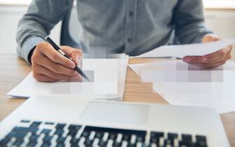 uomo studia con fogli