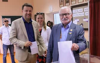 epa11399765 Former President Lech Walesa (R) and Opole Mayor Arkadiusz Wisniewski (2L) vote at a polling station in Opole, Poland, 09 June 2024. European Parliament elections are underway. Voting silence continues until the end of voting.  EPA/Krzysztof Swiderski  POLAND OUT