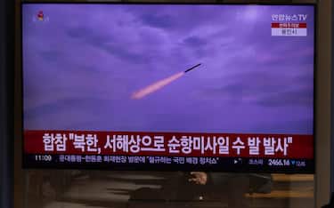 epa11100231 A man watches a television screen broadcasting the news of missiles launched by North Korea at a station in Seoul, South Korea, 24 January 2024. According to South Korea's Joint Chiefs of Staff (JCS), North Korea fired several cruise missiles towards the Yellow Sea.  EPA/JEON HEON-KYUN