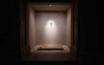 This photo taken and handout on April 27, 2025 by The Vatican Media shows the tomb of Pope Francis at Santa Maria Maggiore basilica in Rome. ANSA/VATICAN MEDIA +++ NPK +++ NO SALES, EDITORIAL USE ONLY +++