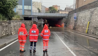 Una macchina rimasta bloccata nel sottopassaggio di via Corsica a Brescia durante il nubifragio, 24 maggio 2023.
ANSA/SIMONE VENEZIA