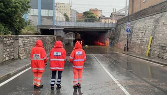 Una macchina rimasta bloccata nel sottopassaggio di via Corsica a Brescia durante il nubifragio, 24 maggio 2023.
ANSA/SIMONE VENEZIA