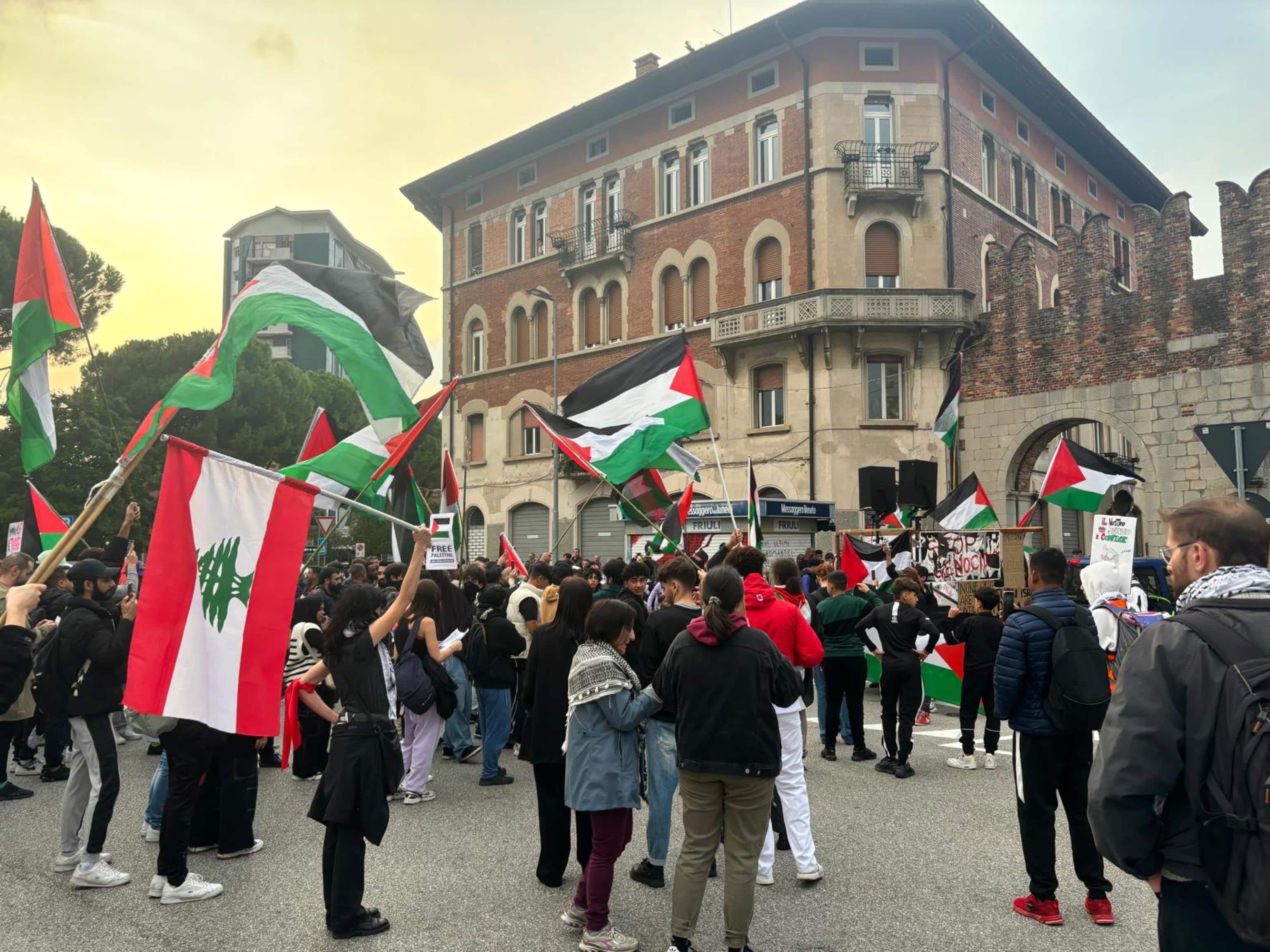 La manifestazione a Udine del 14 ottobre 2024 Il corteo di protesta contro la partita di Nations League Italia-Israele, in programma stasera al Bluenergy stadium, in partenza da piazza della Repubblica a Udine, 14 ottobre 2024. /// The protest parade against the Nations League Italy-Israel match, scheduled tonight at the Bluenergy stadium, starting from Republic square, in Udine, Italy, 14 October 2024. ANSA / Alice Fumis