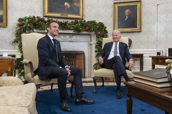 “Vogliamo mantenere l’integrità territoriale dell’Ucraina ma anche arrivare ad una pace sostenibile”: così Emmanuel Macron nelle dichiarazioni del suo colloquio allo Studio Ovale con Joe Biden