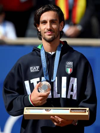 Bronze medalist Lorenzo Musetti of Italy celebrates on the podium after the Men's Singles gold medal match at the Tennis competitions in the Paris 2024 Olympic Games, at the Roland Garros in Paris, France, 04 August 2024.  ANSA/ETTORE FERRARI

