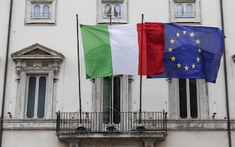 Bandiera Italiana e Unione Europea issate dal Palazzo Chigi, Roma 15 Novembre 2019. ANSA/GIUSEPPE LAMI
