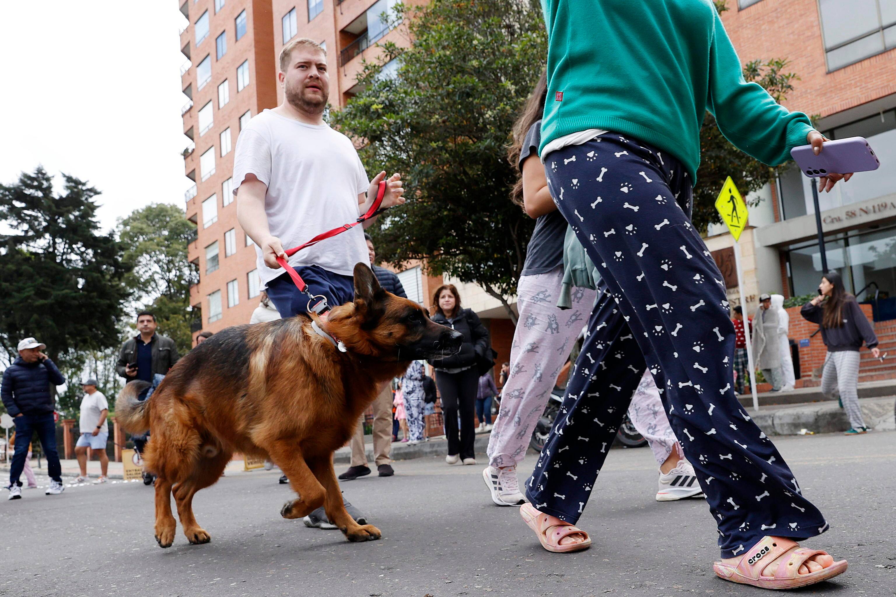 Le persone in strada a Bogotà dopo il sisma