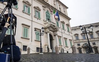 Giornalisti in attesa all'esterno del Quirinale per le consultazioni con il presidente della Repubblica Sergio Mattarella, Roma, 04 aprile 2018. ANSA/ANGELO CARCONI