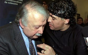 20010112-ROMA-SPR- MARADONA A ROMA: CONFERENZA STAMPA. Diego Armando Maradona con il suo gtrande amico Gianni Mina',  durante la conferenza stampa di questa sera a Roma. MAURIZIO BRAMBATTI-ANSA-CD