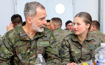 epa11227873 A handout photo made available on 18 March 2024 by the Spanish Royal Household shows Spain's King Felipe VI (L) chatting with his eldest daughter, Crown Princess Leonor (R), during a lunch break with the cadets taking part in maneuvers and combat exercises at the San Gregorio National Military Training Center, outside Zaragoza, northeastern Spain, 15 March 2024 (issued 18 March 2024).  EPA/FRANCISCO GOMEZ/SPANISH ROYAL HOUSEHOLD HANDOUT   HANDOUT EDITORIAL USE ONLY/NO SALES HANDOUT EDITORIAL USE ONLY/NO SALES