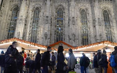 Milano: i mercatini in Piazza Duomo 