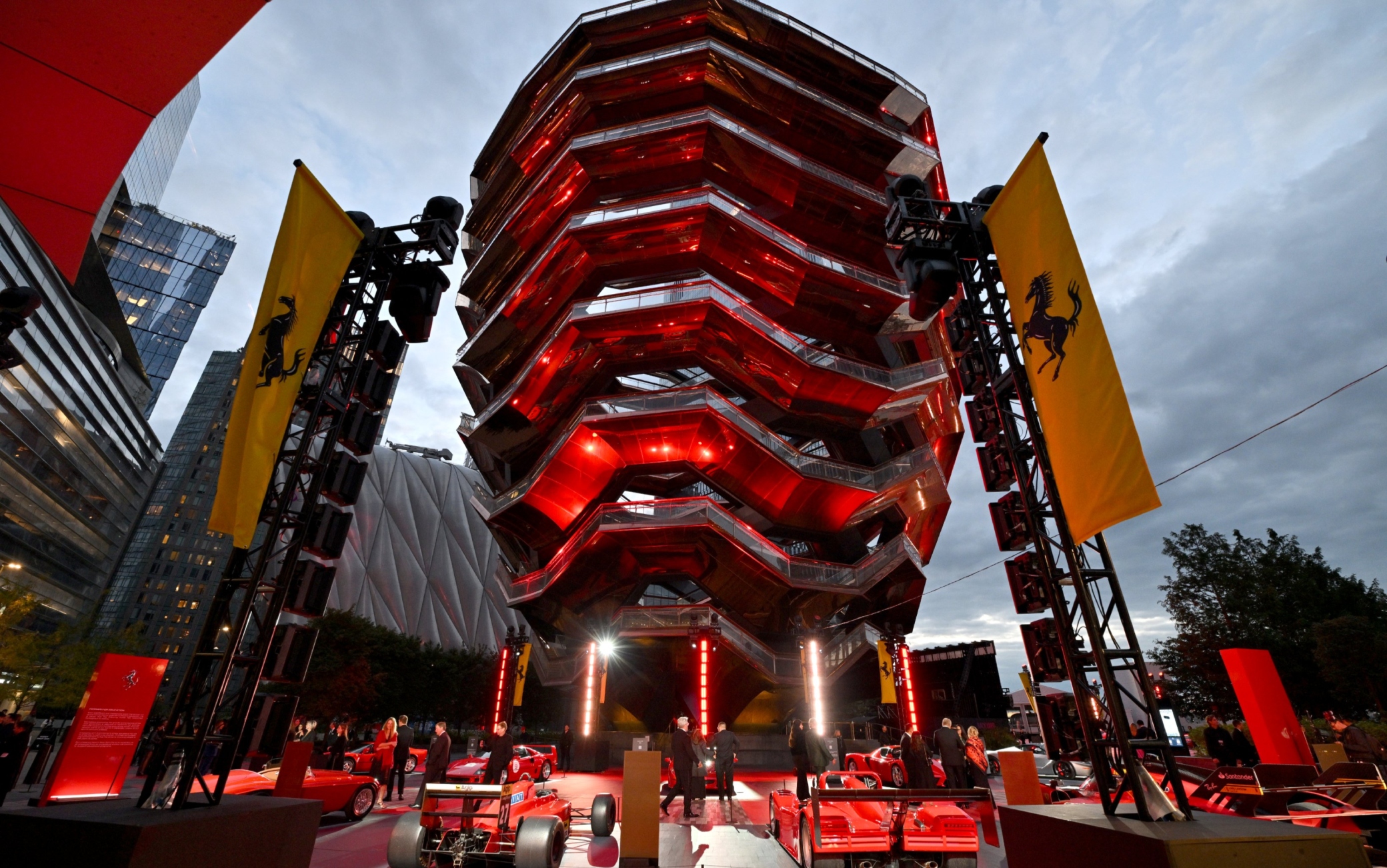 Ferrari, il Gala a New York presenti anche i piloti Leclerc e Sainz