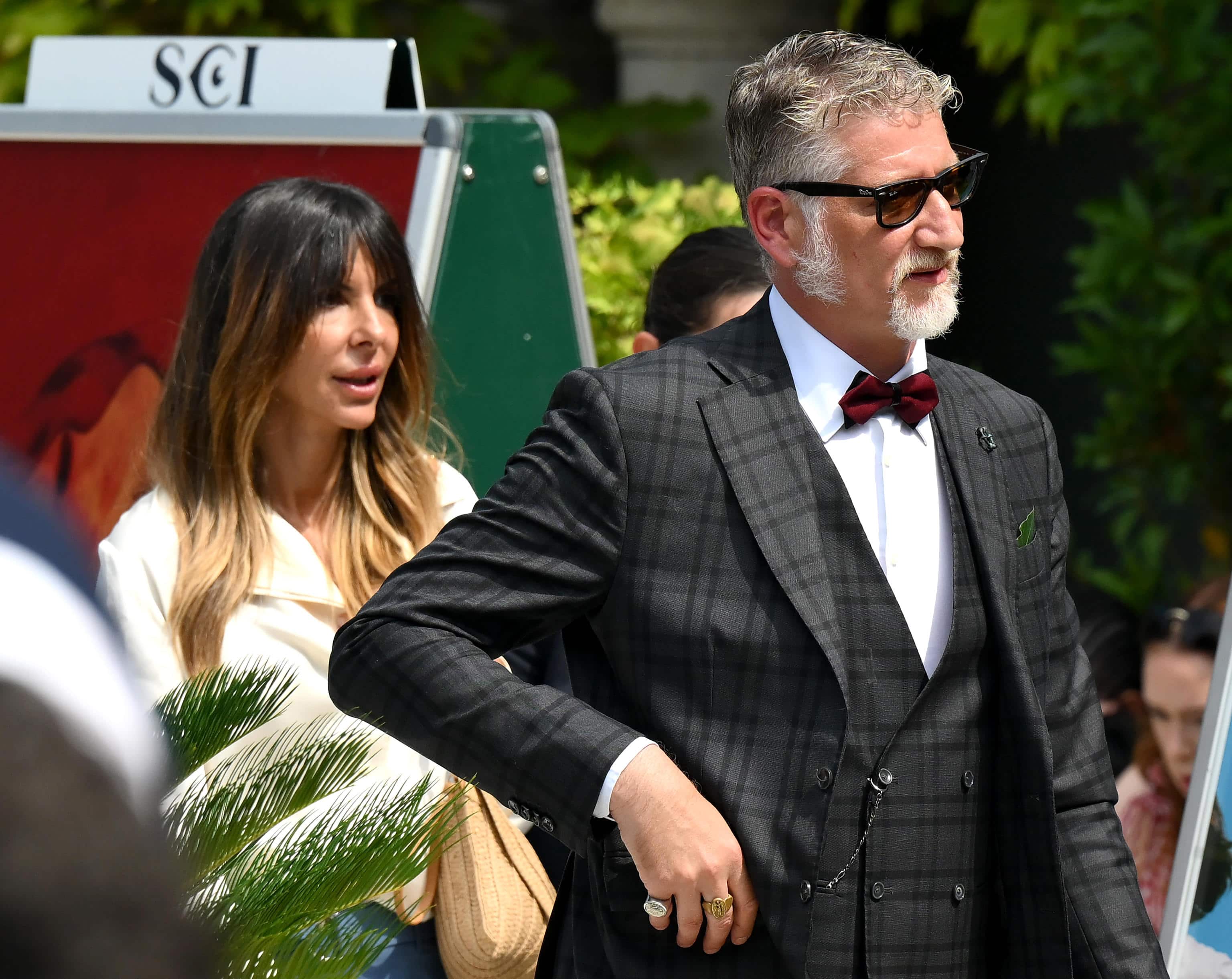 Il ministro della Cultura Alessandro Giuli a Venezia 82 con la moglie Valeria Falcioni Il ministro della Cultura Alessandro Giuli a Venezia 82 con la moglie Valeria Falcioni