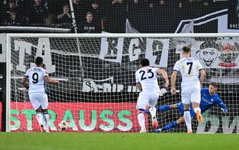 epa10940929 Luis Muriel (L) of Atalanta BC scores a goal during the UEFA Europa League group D soccer match between SK Puntigamer Sturm Graz and Atalanta BC, in Graz, Austria, 26 October 2023.  EPA/CHRISTIAN BRUNA