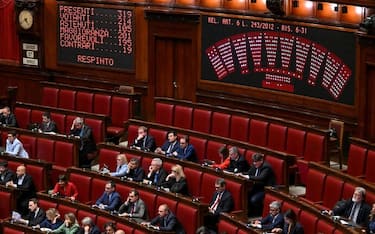 Il tabellone con la votazione della risoluzione di maggioranza sullo scostamento di bilancio nell'aula della Camera, Roma, 27 aprile 2023. ANSA/ETTORE FERRARI

 