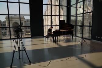 Preludio di Piano City con Guido Coppin che suona il piano in streaming per covid-19, nella Sala Fontana