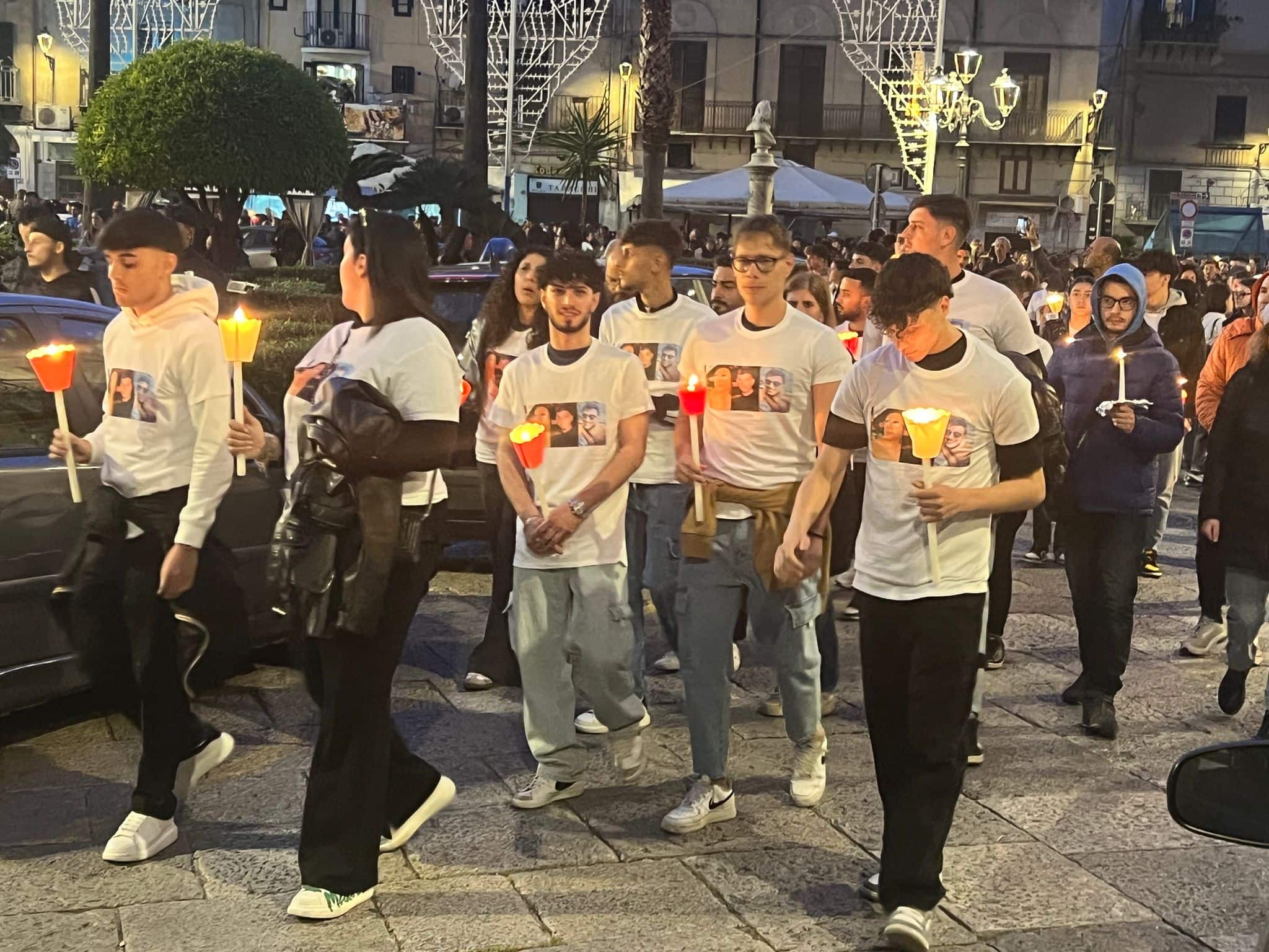 La fiaccolata per i ragazzi morti a Monreale