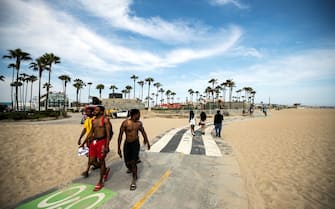 Alcune persone passeggiano in una spiaggia della California